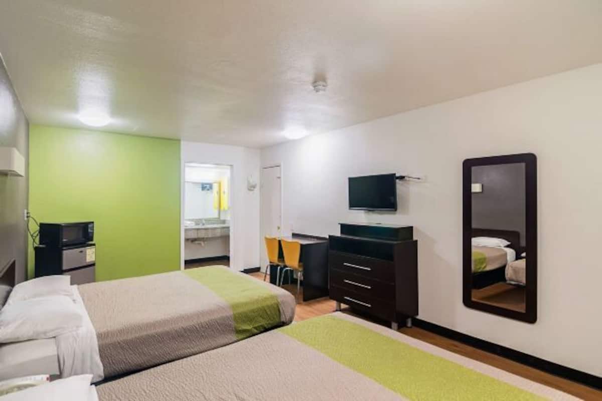 Tabla de planchar con plancha, wifi gratis y ropa de cama 