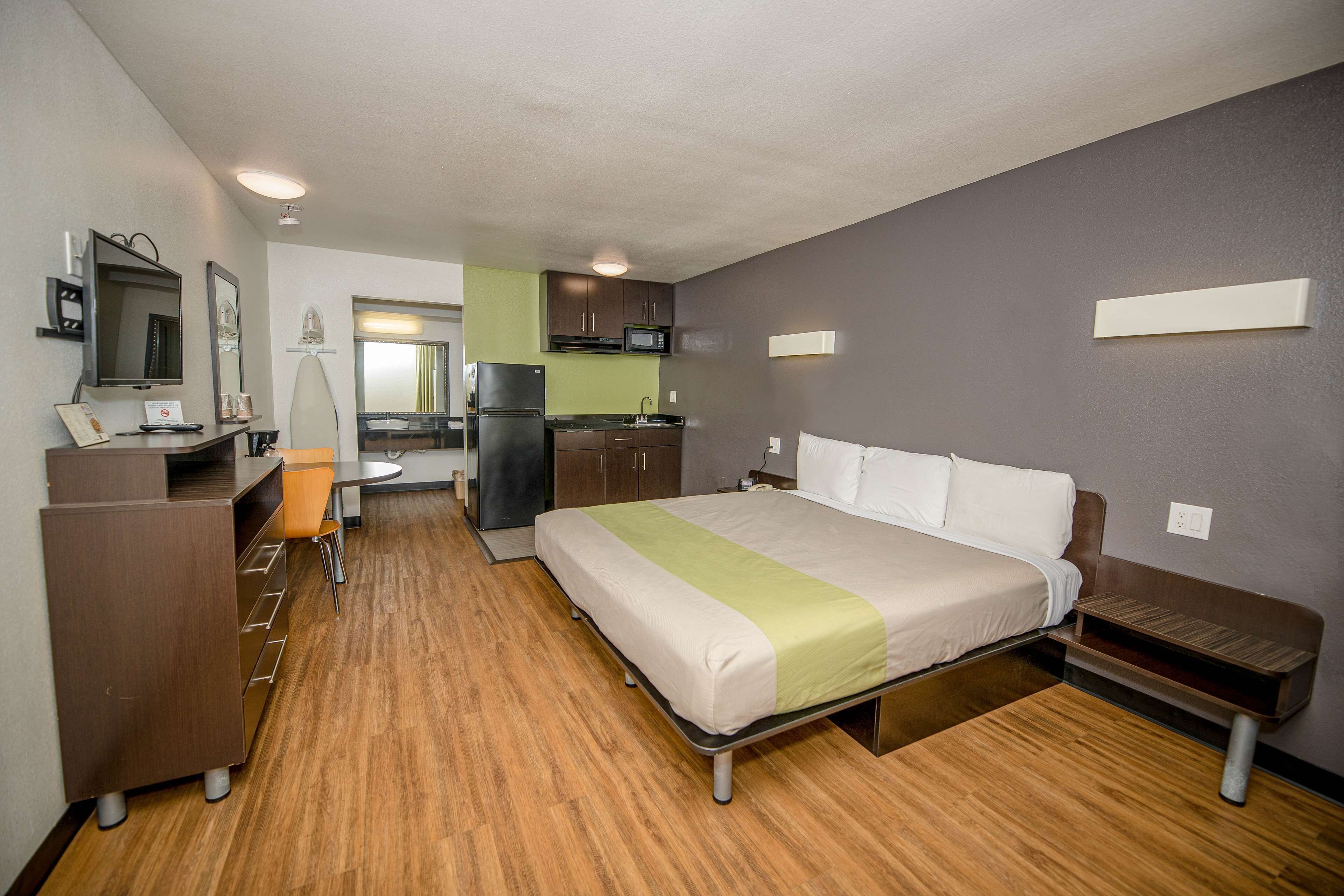 Tabla de planchar con plancha, wifi gratis y ropa de cama 