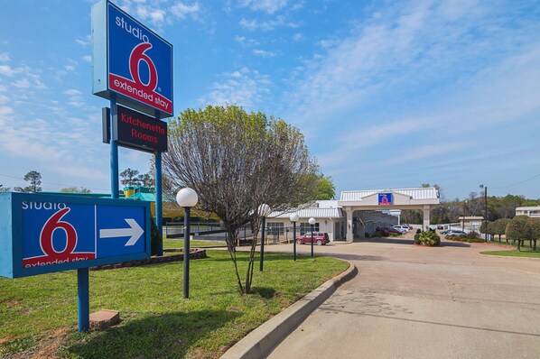 A Studio 6 extended stay hotel with a sign indicating the direction to the kitchenette rooms.