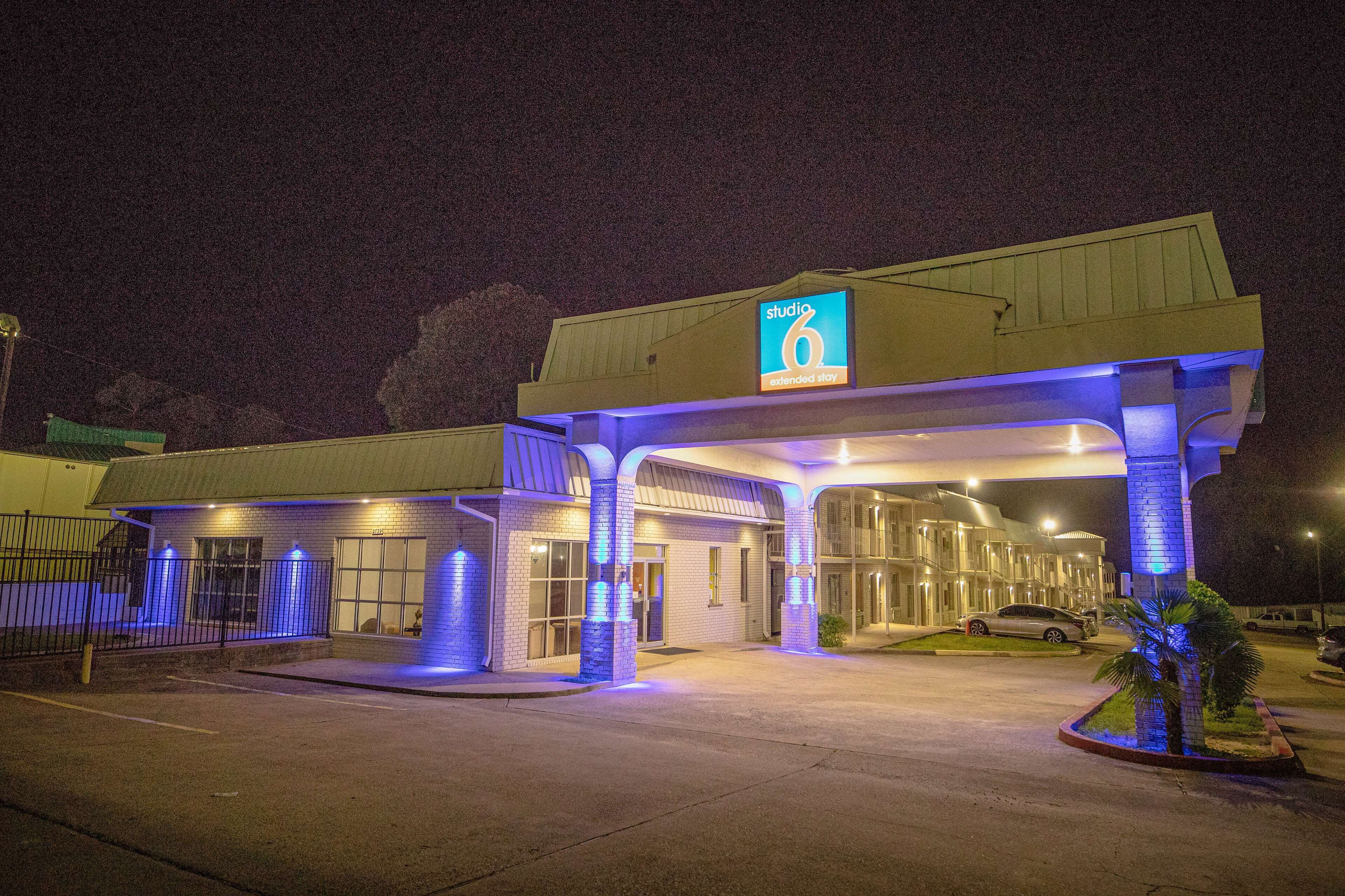 واجهة المنشأة - في المساء/الليل