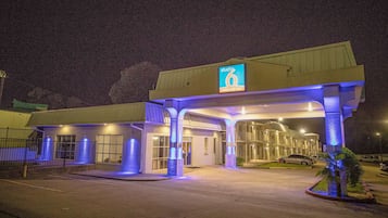 Fassade der Unterkunft – Abend/Nacht