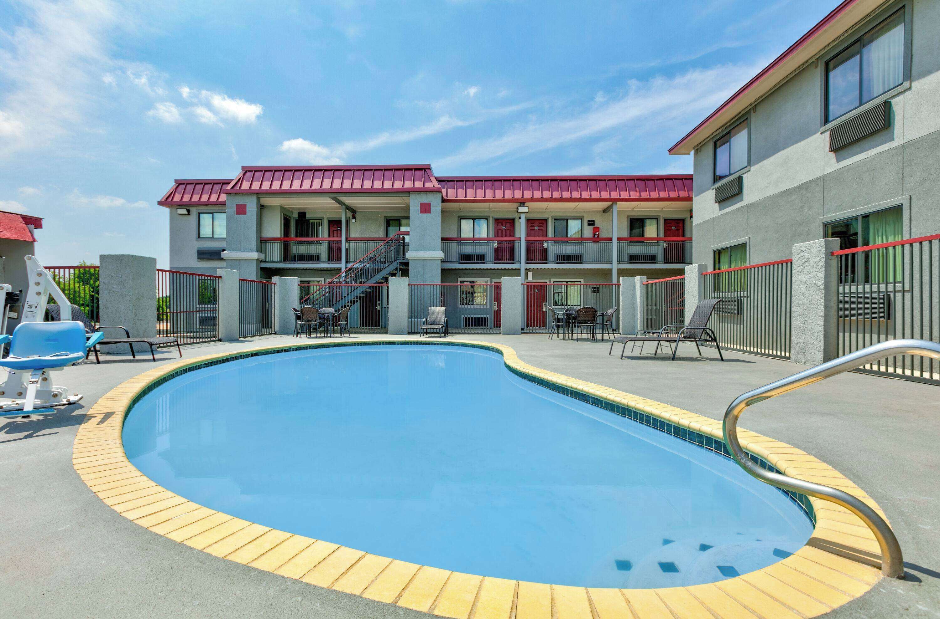 Piscina externa sazonal, guarda-sóis, espreguiçadeiras