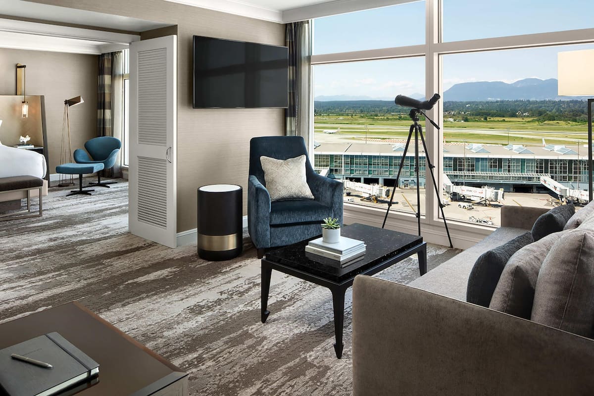 Fairmont Gold Runway View Suite King | Premium bedding, down comforters, pillowtop beds, minibar