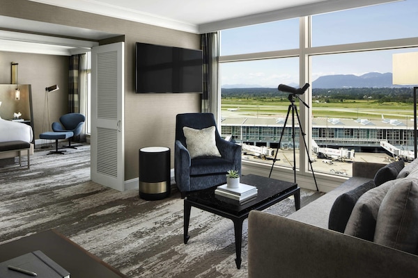 Fairmont Gold Runway View Suite King | Premium bedding, down comforters, pillowtop beds, minibar