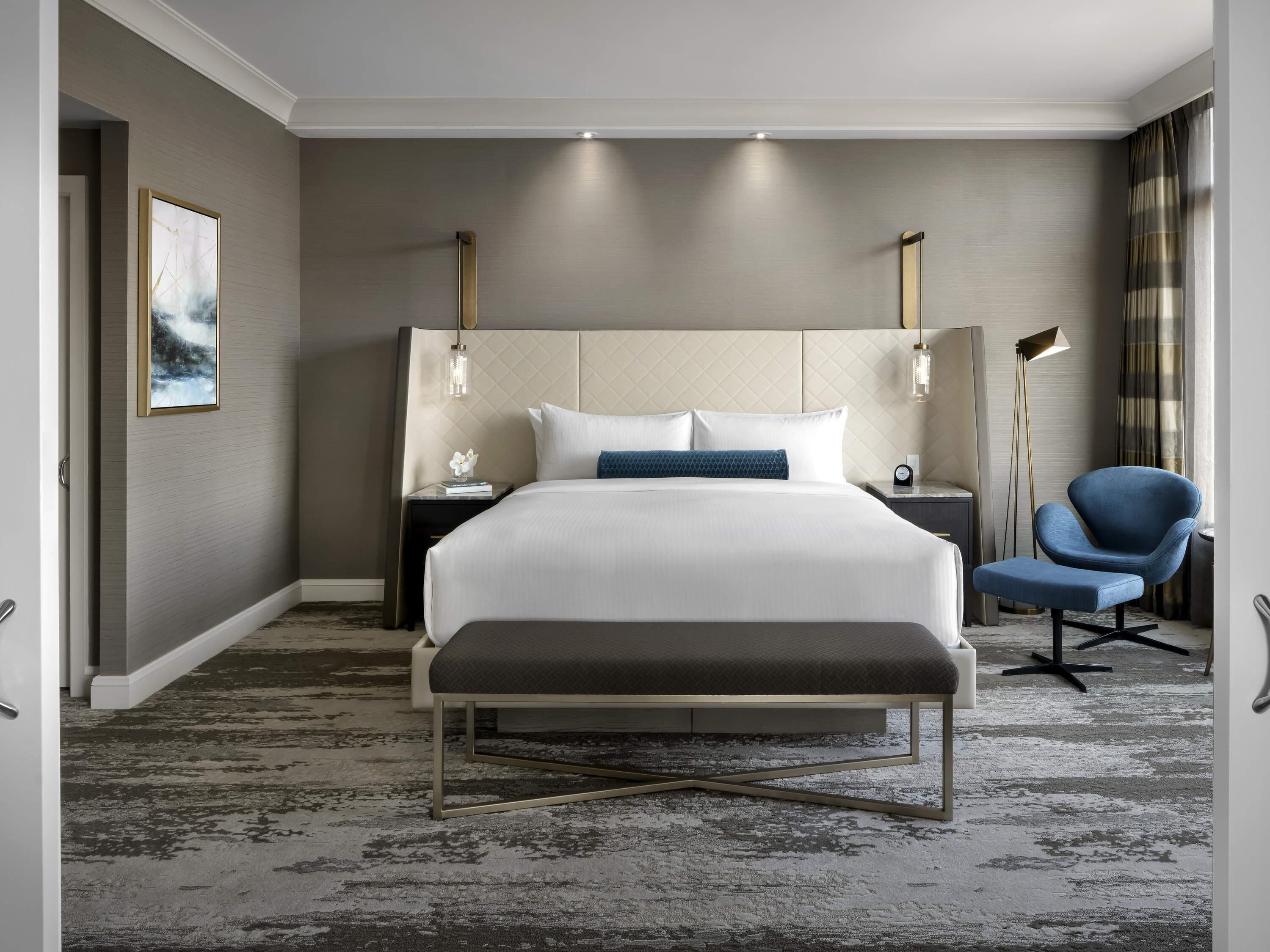 Fairmont Gold Signature Runway View Suite King | Premium bedding, down comforters, pillowtop beds, minibar