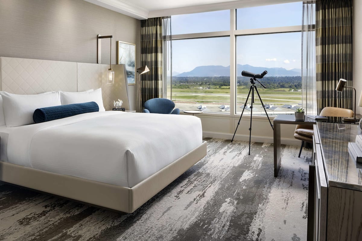 Fairmont Gold, Habitación, 1 cama de matrimonio grande | Ropa de cama de alta calidad y edredones de plumas