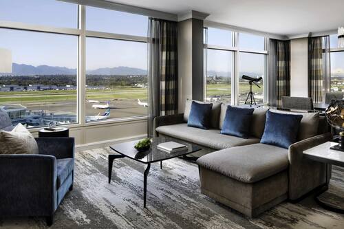 Fairmont Gold Signature Runway View Suite King | Premium bedding, down duvets, pillow-top beds, minibar