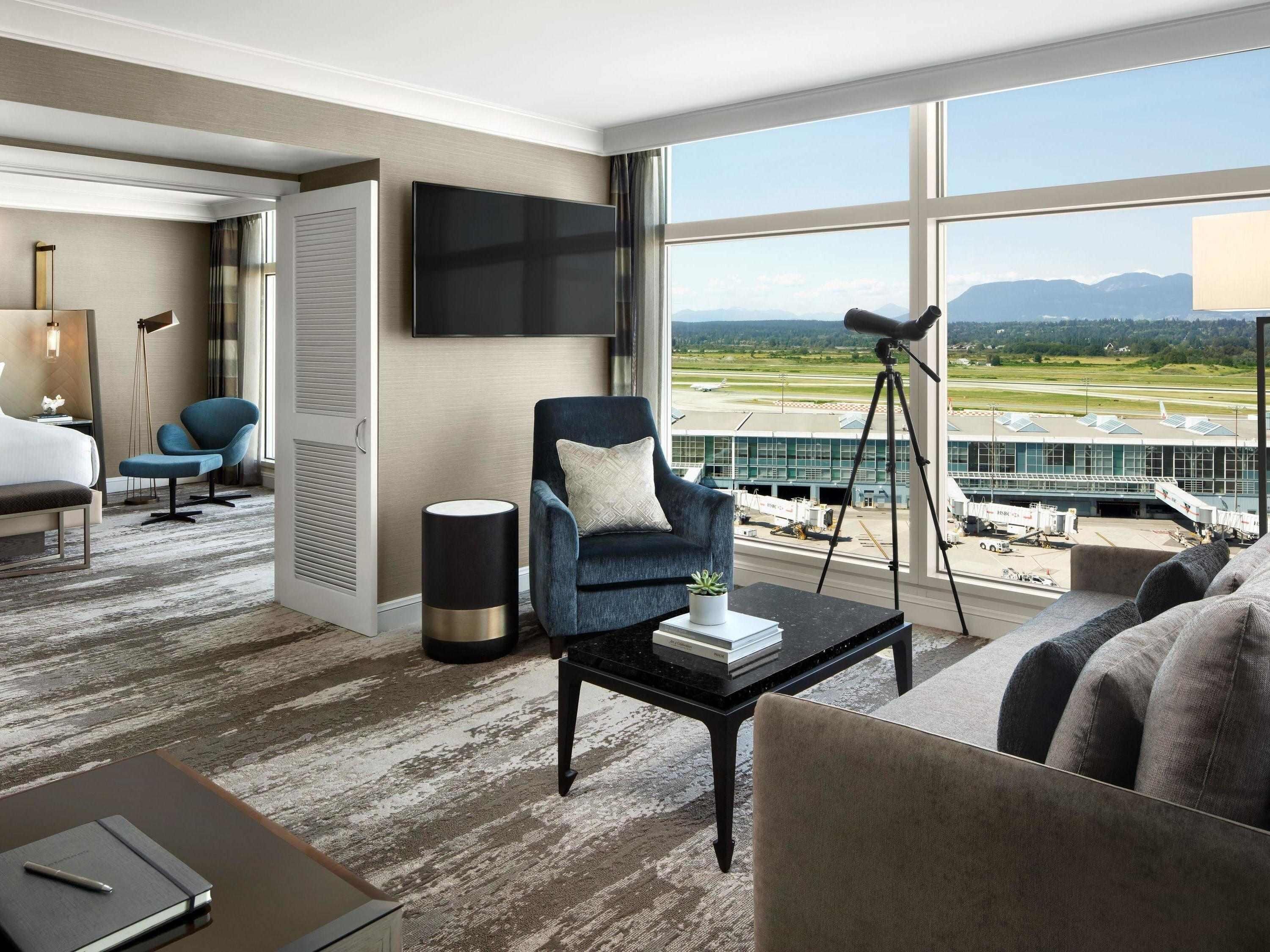 Fairmont Gold Runway View Suite King | Premium bedding, down comforters, pillowtop beds, minibar