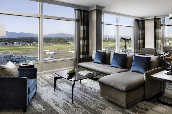 Fairmont Gold Signature Runway View Suite King | Premium bedding, down comforters, pillowtop beds, minibar