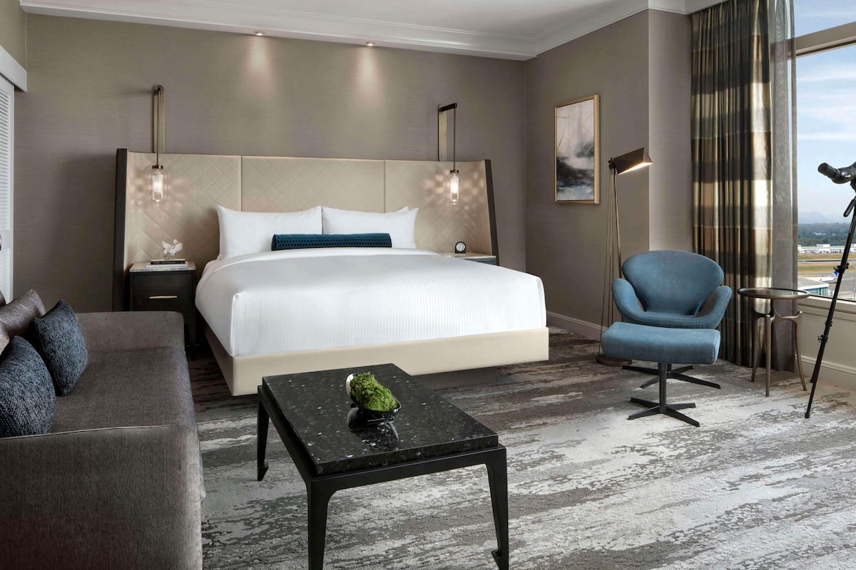Fairmont Gold, Junior Suite | Premium bedding, down comforters, pillowtop beds, minibar