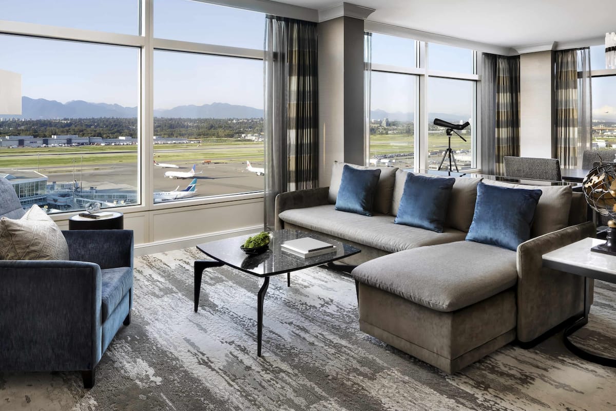 Fairmont Gold Signature Runway View Suite King | Premium bedding, down comforters, pillowtop beds, minibar