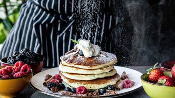 Café da manhã completo todos os dias mediante uma taxa