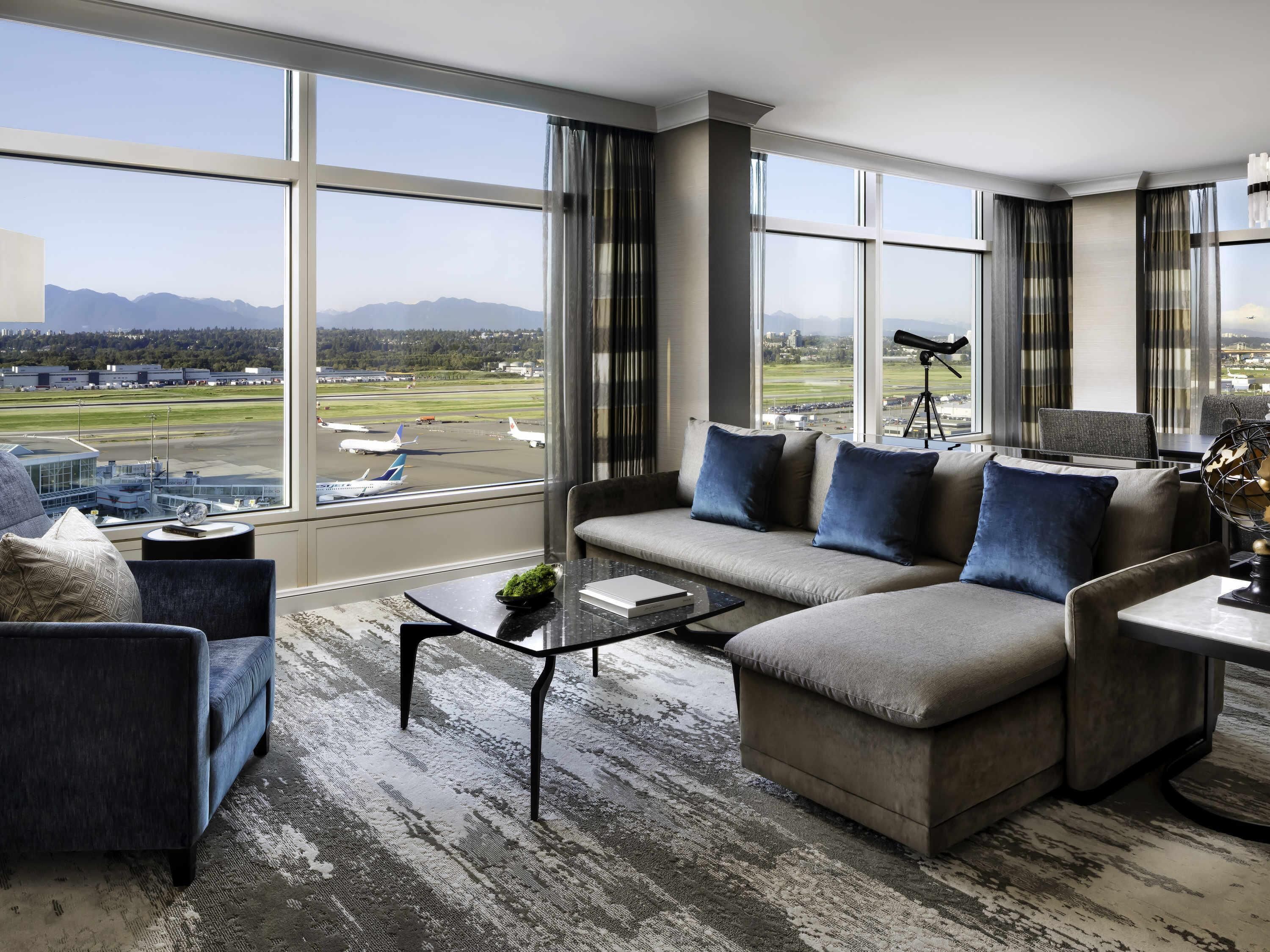Fairmont Gold Signature Runway View Suite King | Premium bedding, down comforters, pillowtop beds, minibar