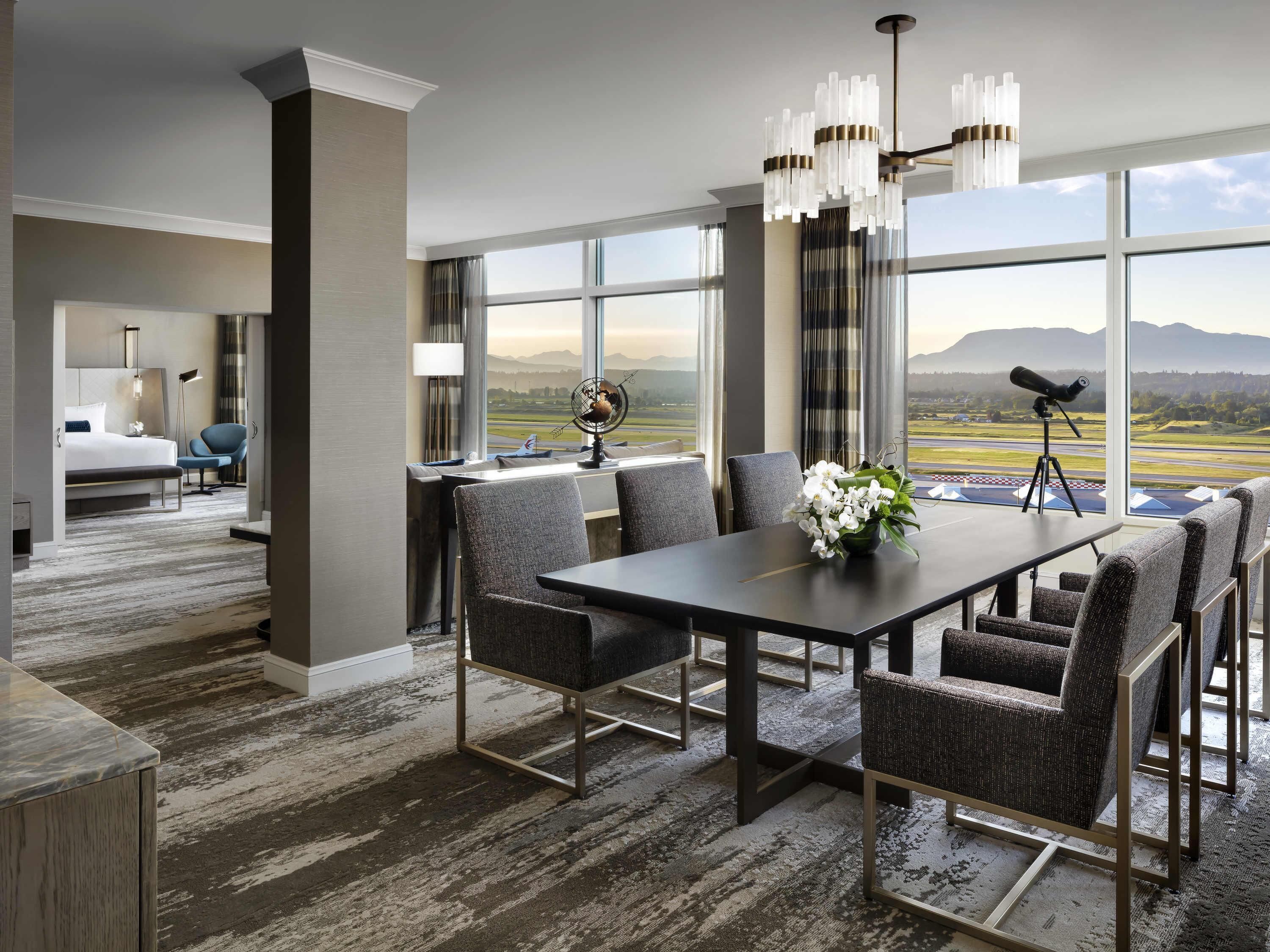 Fairmont Gold, Suite Khas | Seprai premium, selimut bulu angsa, bantalan ekstra lembut, dan minibar