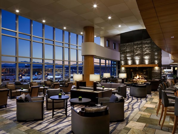 Bar (on property) - Fairmont Vancouver Airport In-Terminal Hotel (Richmond)