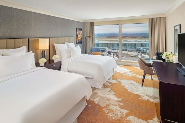 Fairmont Room, 2 Queen Beds | Seprai premium, selimut bulu angsa, bantalan ekstra lembut, dan minibar