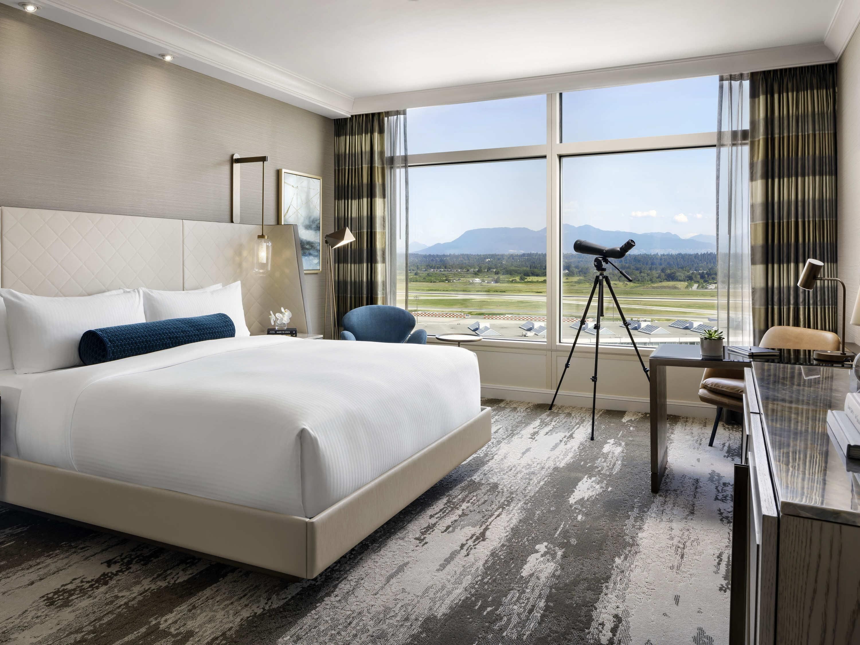 Fairmont Gold, Room, 1 King Bed | Premium bedding, down comforters, pillowtop beds, minibar