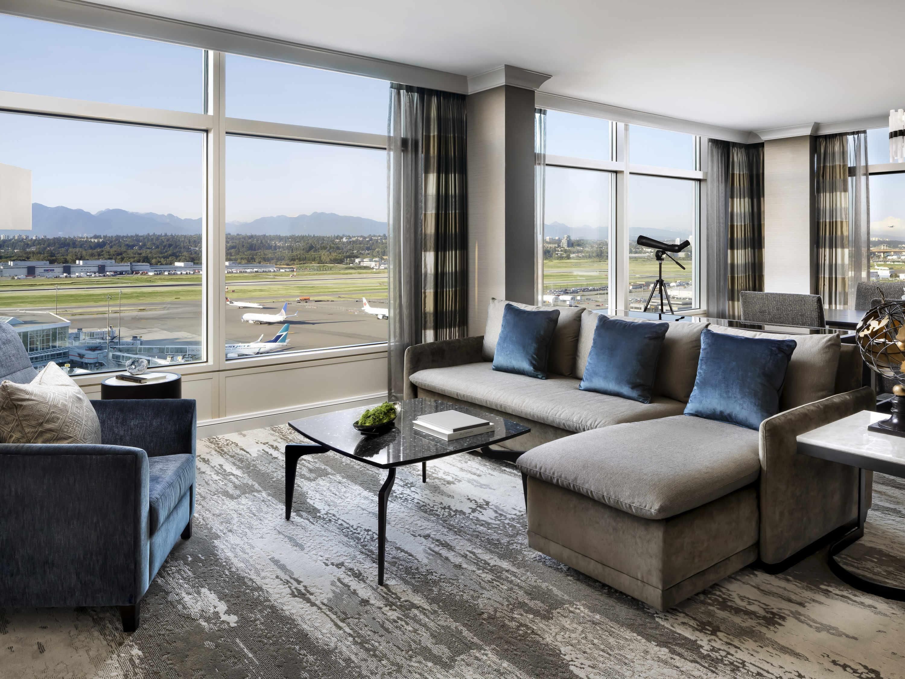 Fairmont Gold, ห้องซิกเนเจอร์สวีท | เครื่องนอนระดับพรีเมียม, ผ้านวมขนเป็ด, เตียงพร้อมฟูกเสริมที่นอน