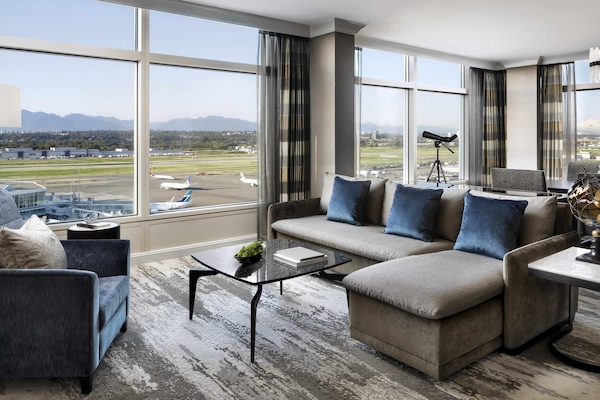 Fairmont Gold Signature Runway View Suite King | Premium bedding, down comforters, pillowtop beds, minibar