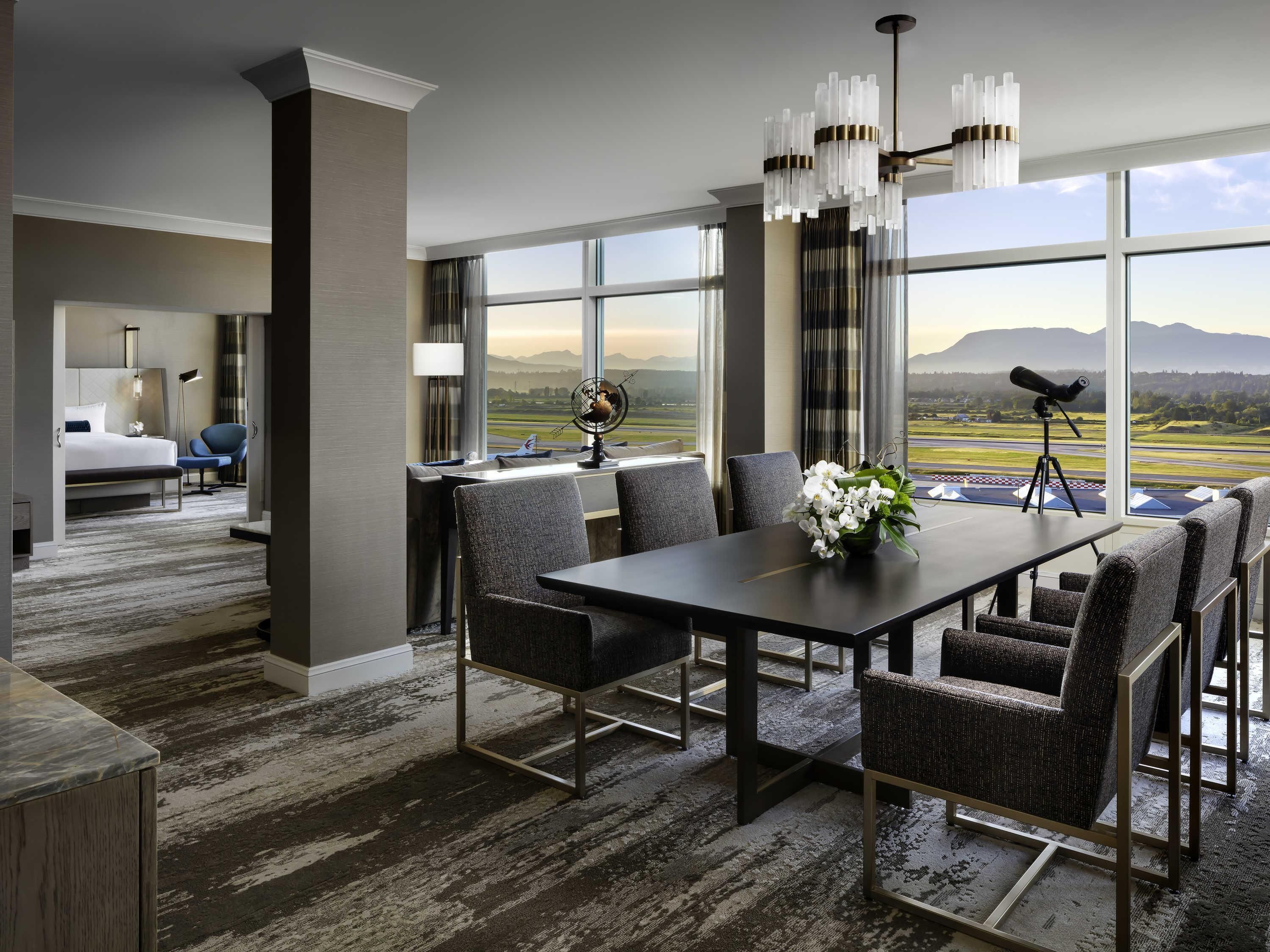 Fairmont Gold, Phòng Suite có thiết kế đặc trưng | Bộ đồ giường cao cấp, chăn bông, nệm có lớp đệm bông, minibar 