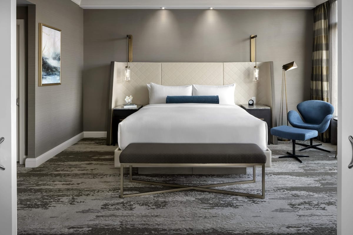 Fairmont Gold Signature Runway View Suite King | Premium bedding, down comforters, pillowtop beds, minibar
