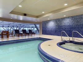 Una piscina cubierta