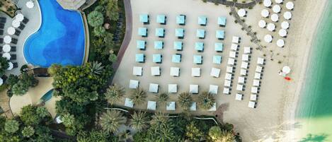 3 outdoor pools, free cabanas, pool umbrellas