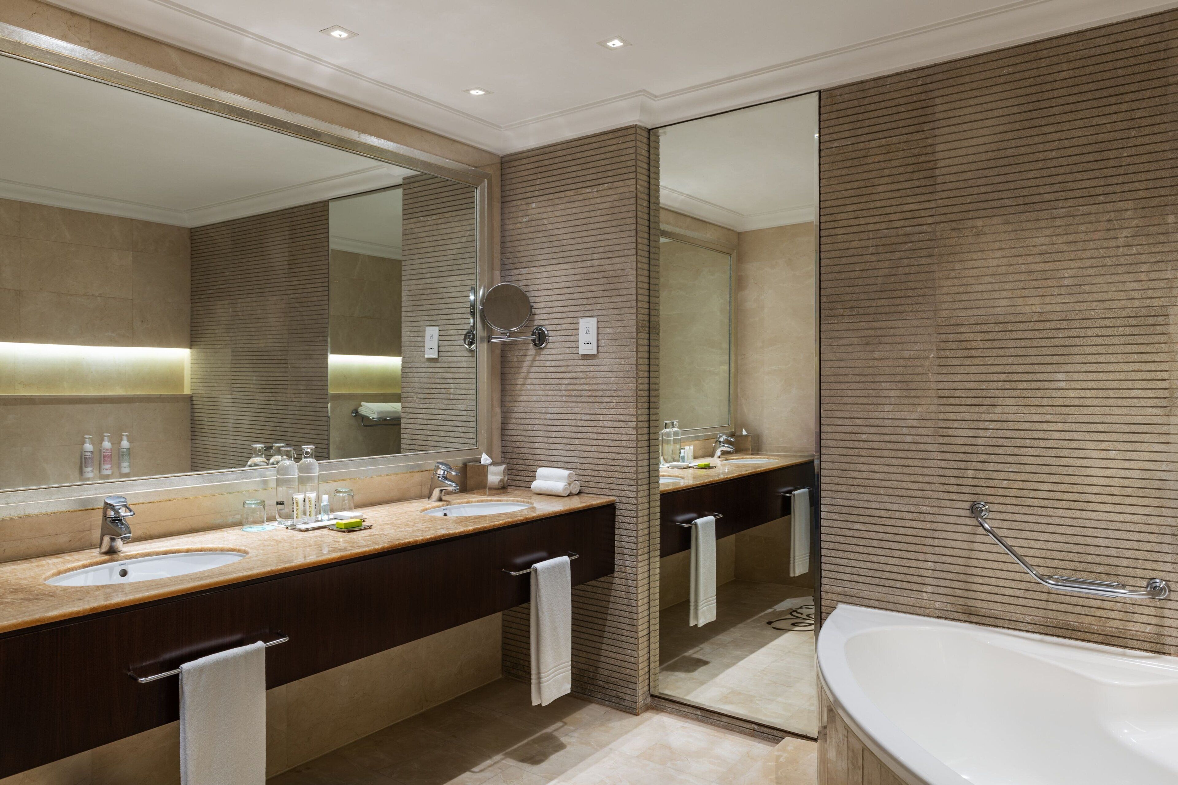 presidential suite, 1 bedroom, breakfast, happy hour, afternoon tea | 1 bedroom, premium bedding, down duvets, pillow-top beds