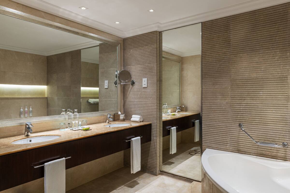 presidential suite, 1 bedroom, breakfast, happy hour, afternoon tea | 1 bedroom, premium bedding, down duvets, pillow-top beds