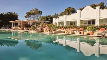 Een binnenzwembad, een seizoensgebonden buitenzwembad