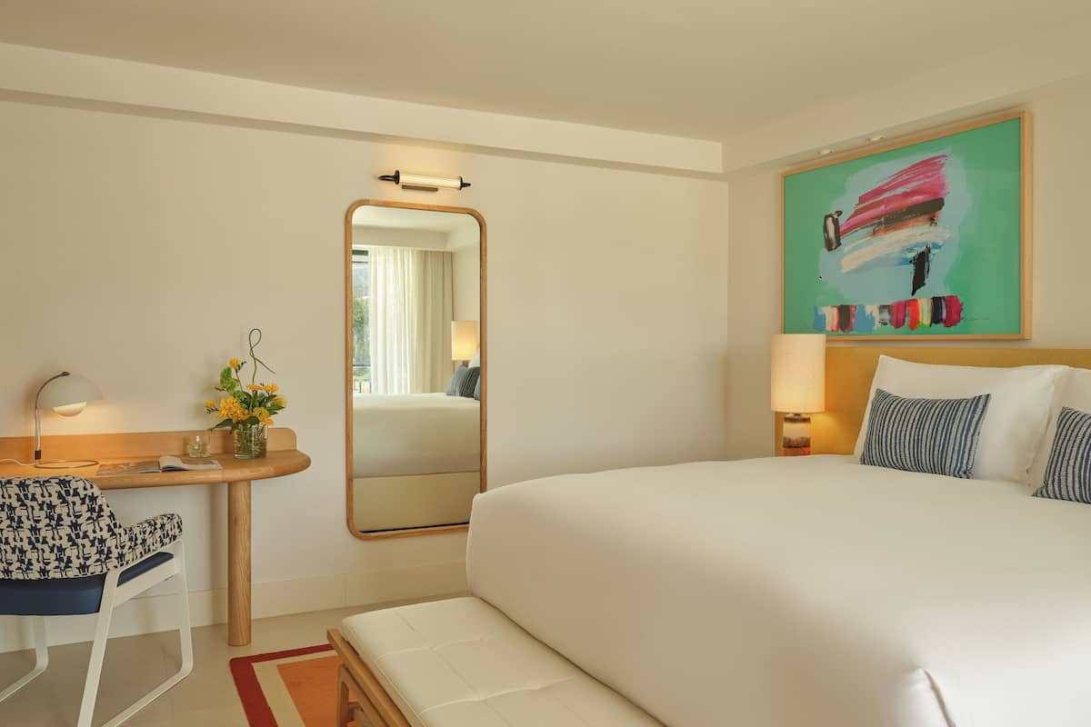 Room, Balcony (Essential)