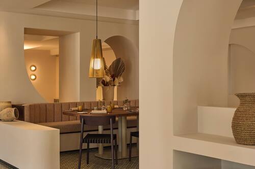 4 restaurants; breakfast, lunch, and dinner served