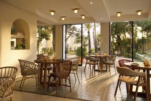 2 restaurants, breakfast served
