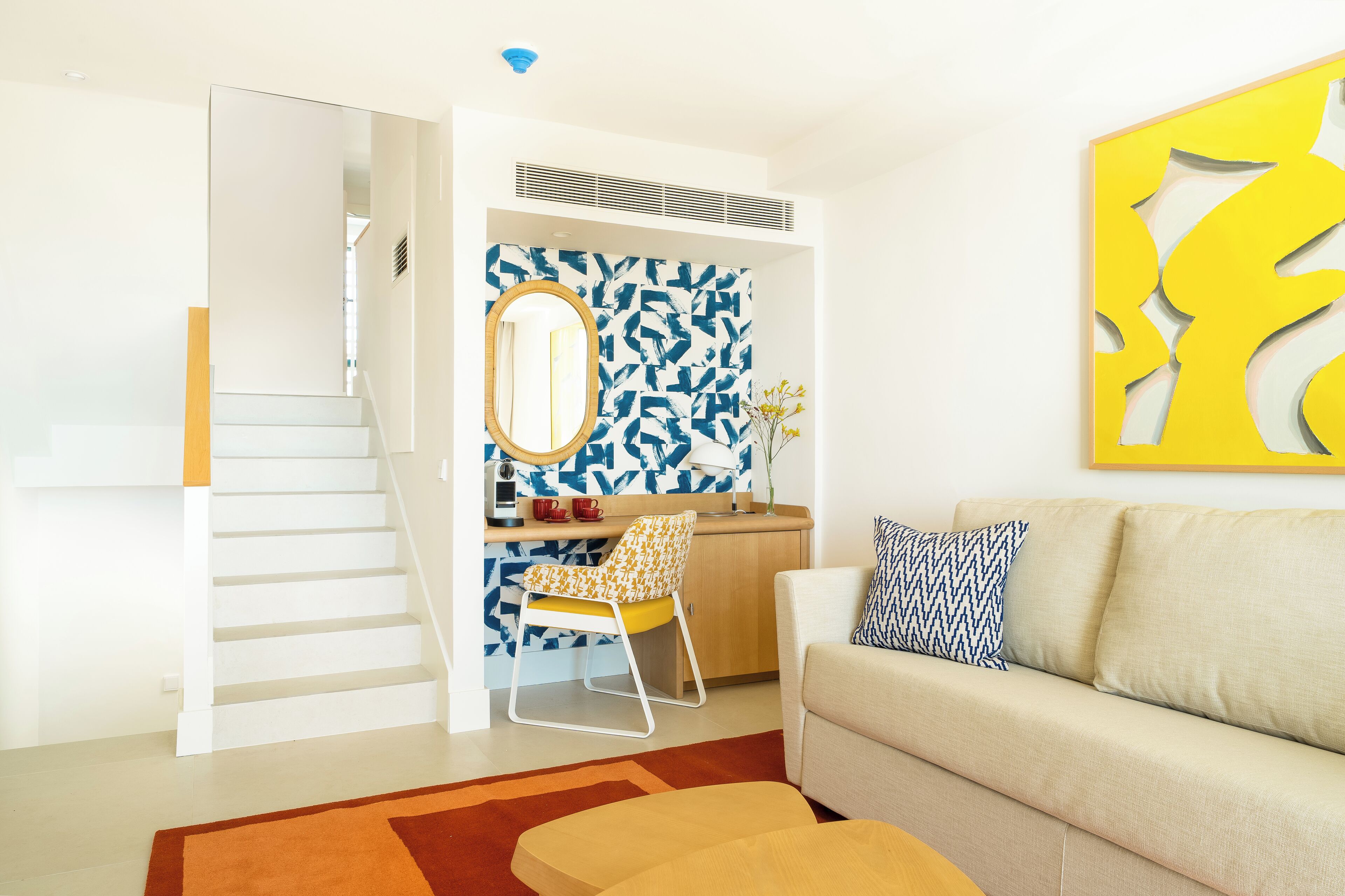 Untuvapeitot, minibaari, tallelokero huoneessa, työpöytä