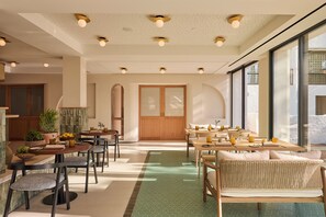 2 restaurants, breakfast served