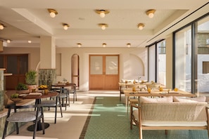 2 restaurants, breakfast served
