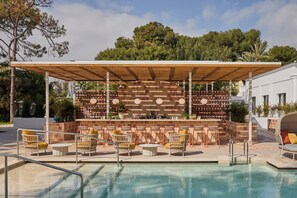 Una piscina techada, una piscina al aire libre de temporada