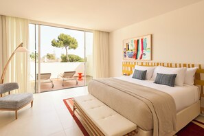 Donzen dekbedden, een minibar, een kluis op de kamer, een bureau