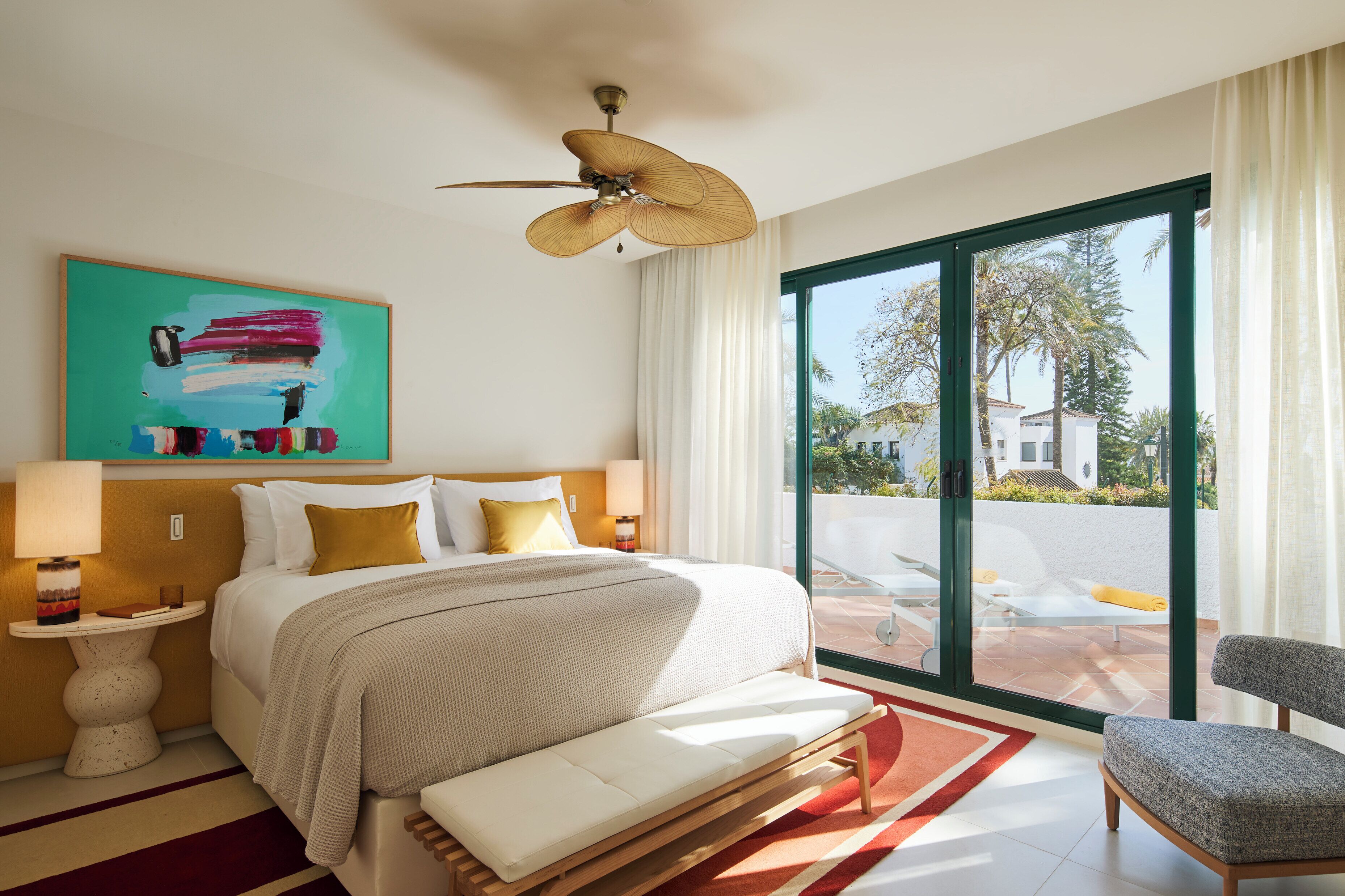 Untuvapeitot, minibaari, tallelokero huoneessa, työpöytä