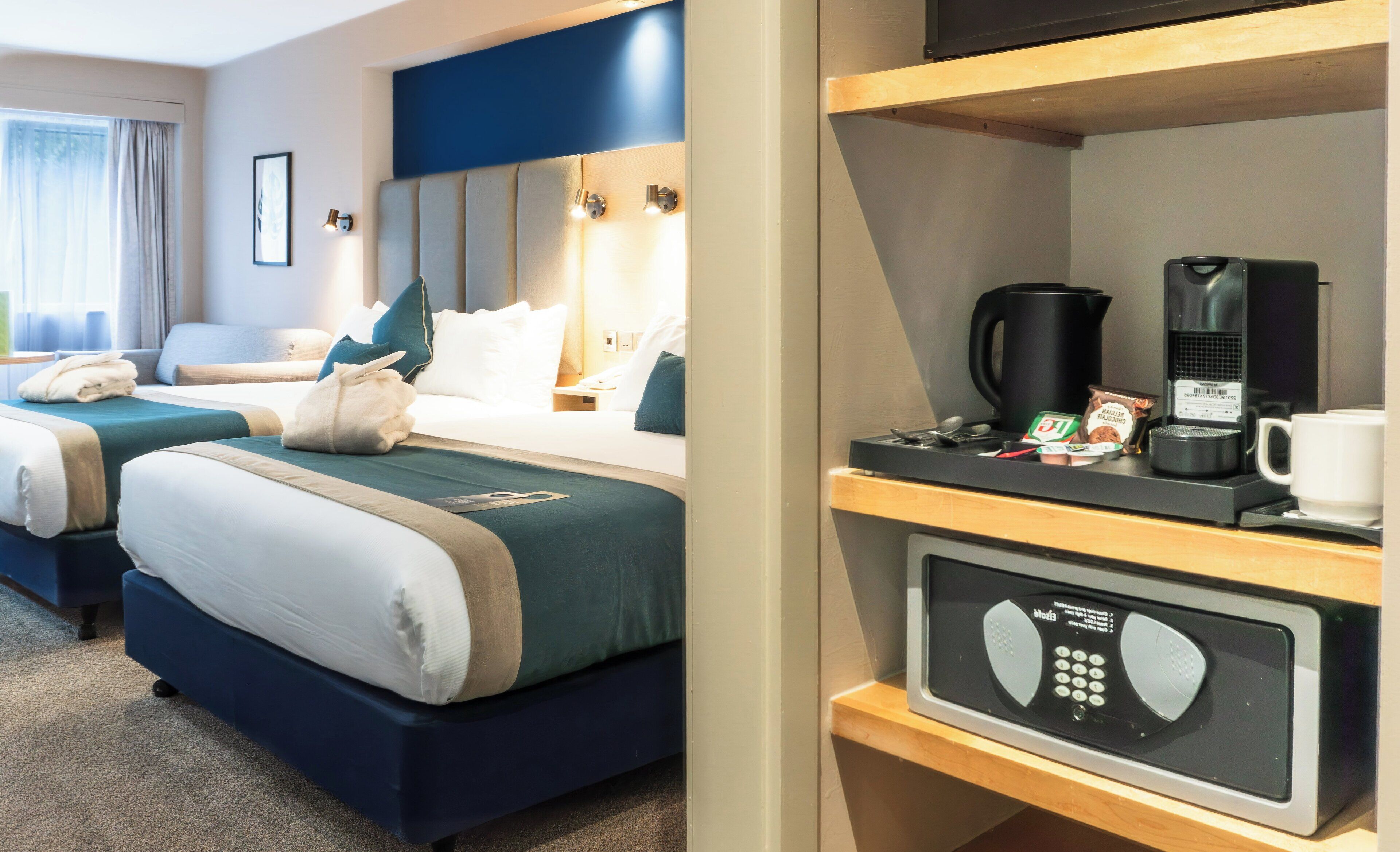 Phòng Premium, nhiều giường | Bộ đồ giường kháng dị ứng, bàn, khu vực làm việc phù hợp cho laptop 