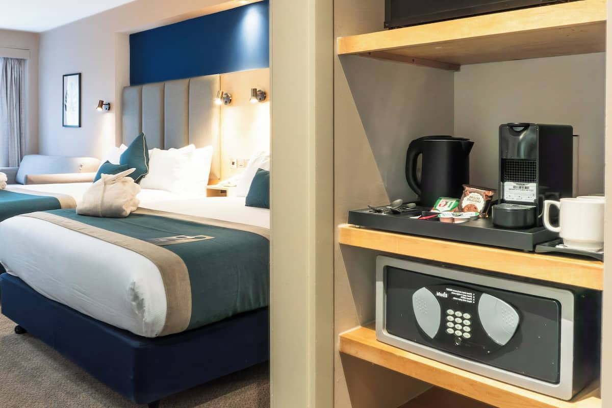 Phòng Premium, nhiều giường | Bộ đồ giường kháng dị ứng, bàn, khu vực làm việc phù hợp cho laptop