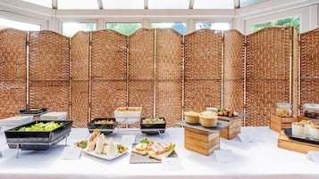 Phục vụ bữa trưa và bữa tối, món ăn Anh
