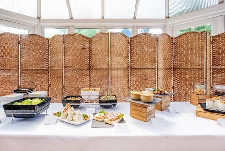 Se sirven comidas, cenas y cocina británica