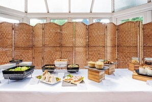 供应午餐和晚餐，英国菜