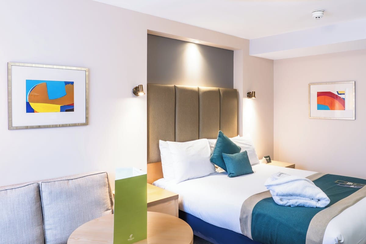 Rom – premium | Allergitestet sengetøy, skrivebord og skrivebord for bærbar PC