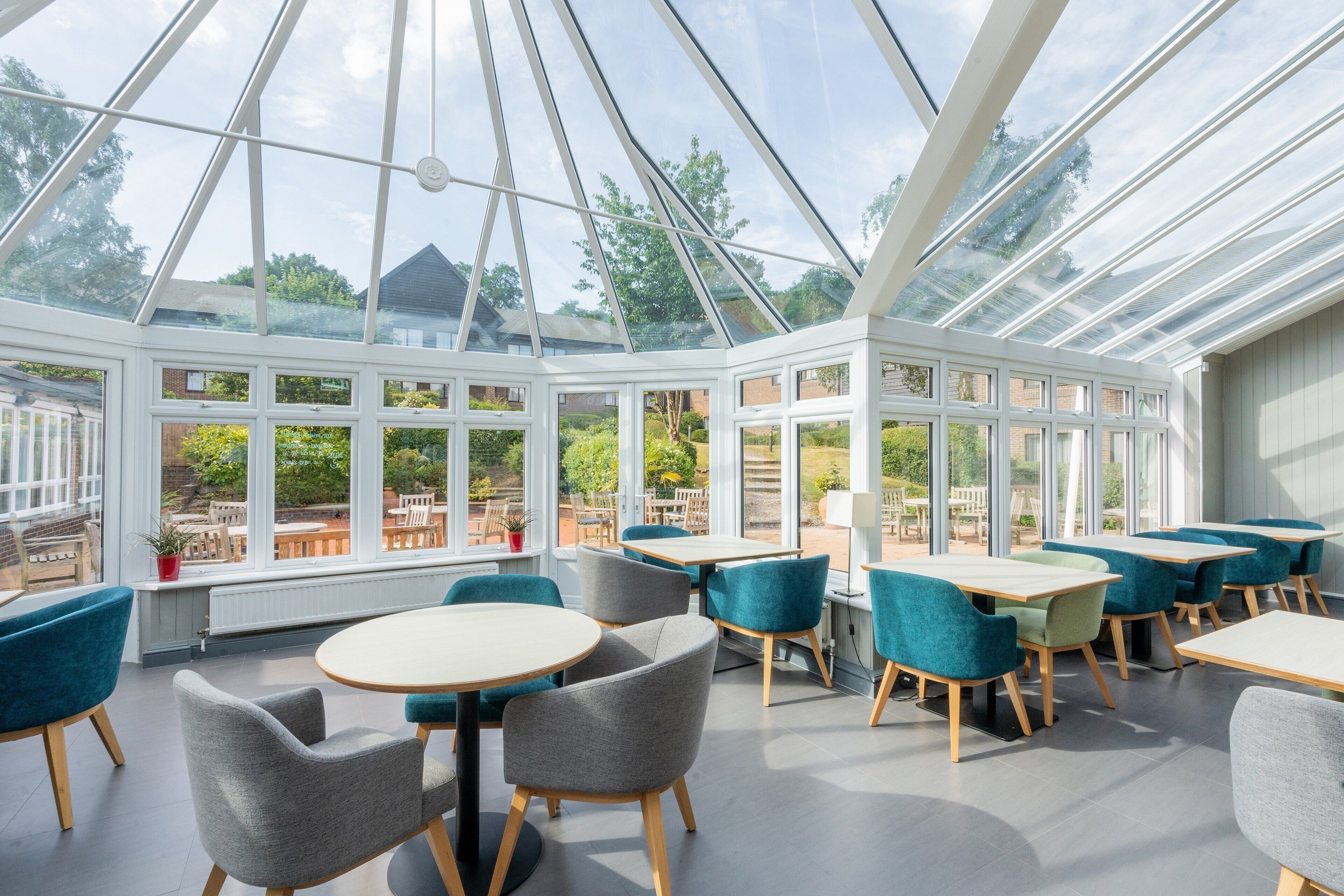 Se sirven almuerzos y cenas, cocina británica