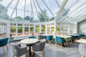 Lunch and dinner served, British cuisine - Holiday Inn Maidstone-Sevenoaks by IHG (Sevenoaks)