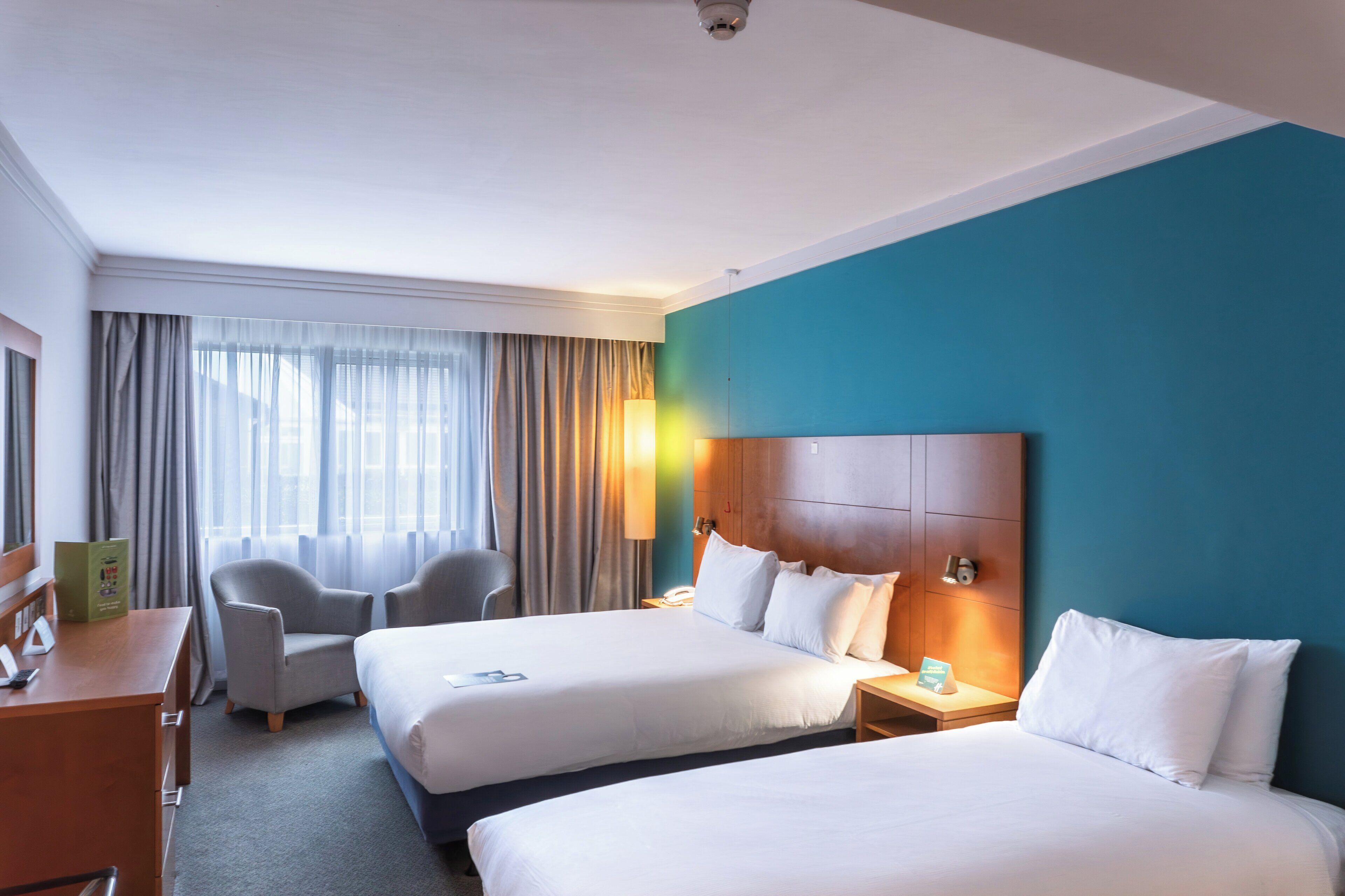 Phòng Tiêu chuẩn, 1 giường đôi, phù hợp cho người khuyết tật | Bộ đồ giường kháng dị ứng, bàn, khu vực làm việc phù hợp cho laptop 