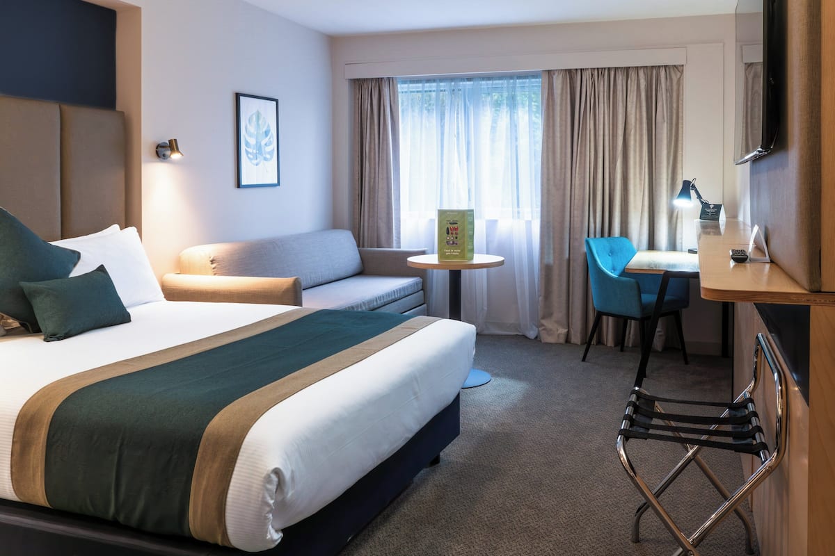 Bộ đồ giường kháng dị ứng, bàn, khu vực làm việc phù hợp cho laptop