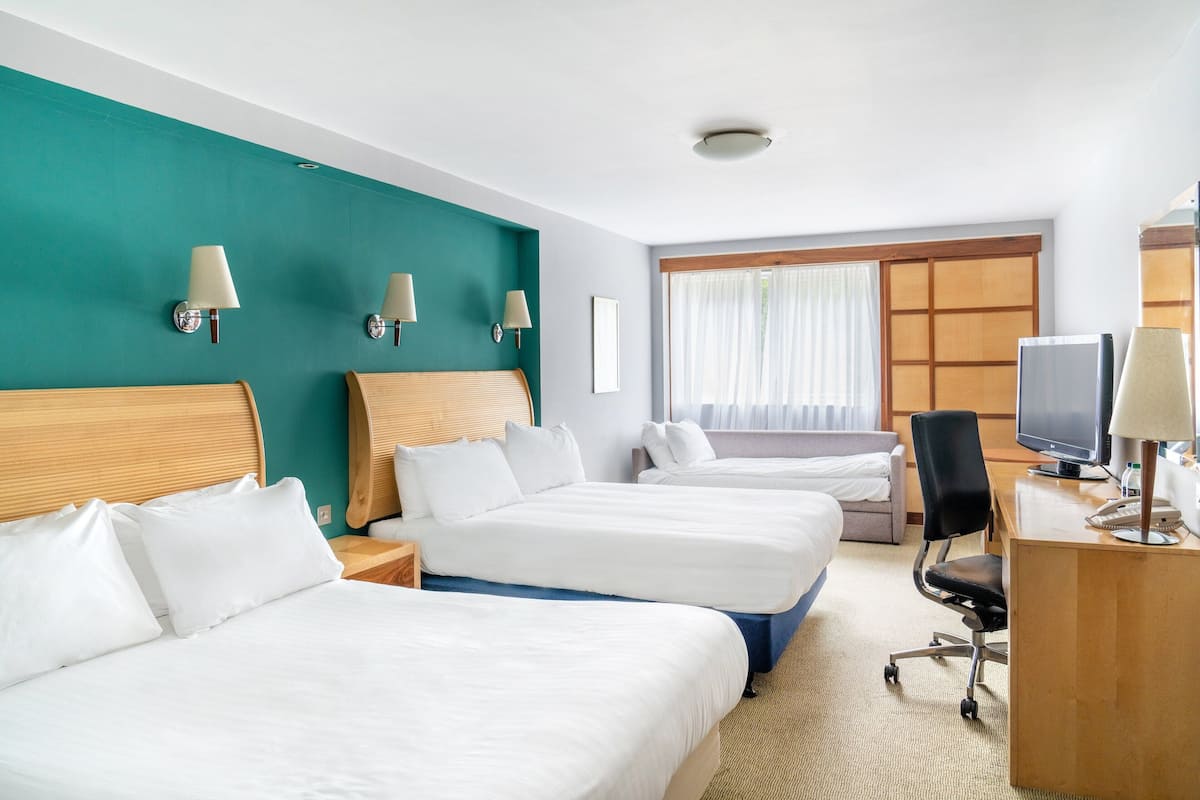 Habitación Premium, varias camas | Ropa de cama hipoalergénica y escritorio